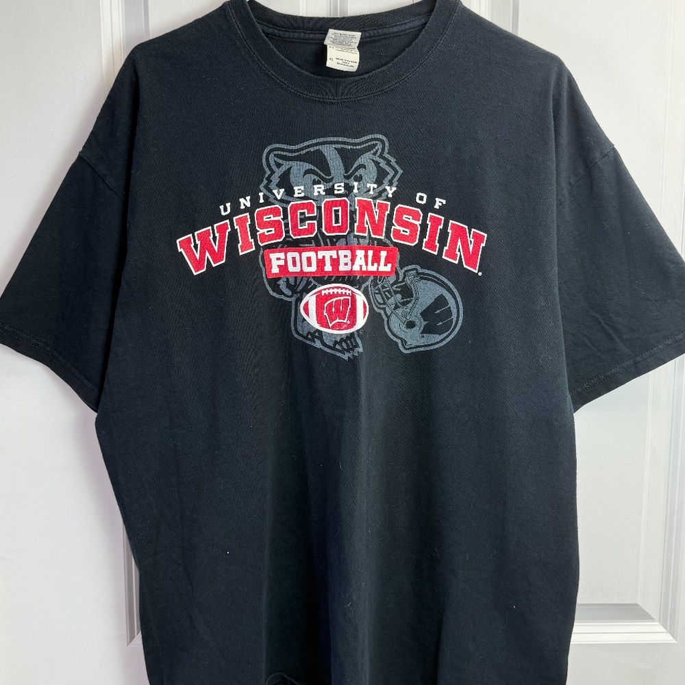 University of Wisconsin football black graphic tee. Size XL
